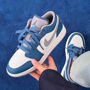 Nike shoes | 300 AED
