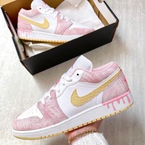 Nike shoes | 300 AED