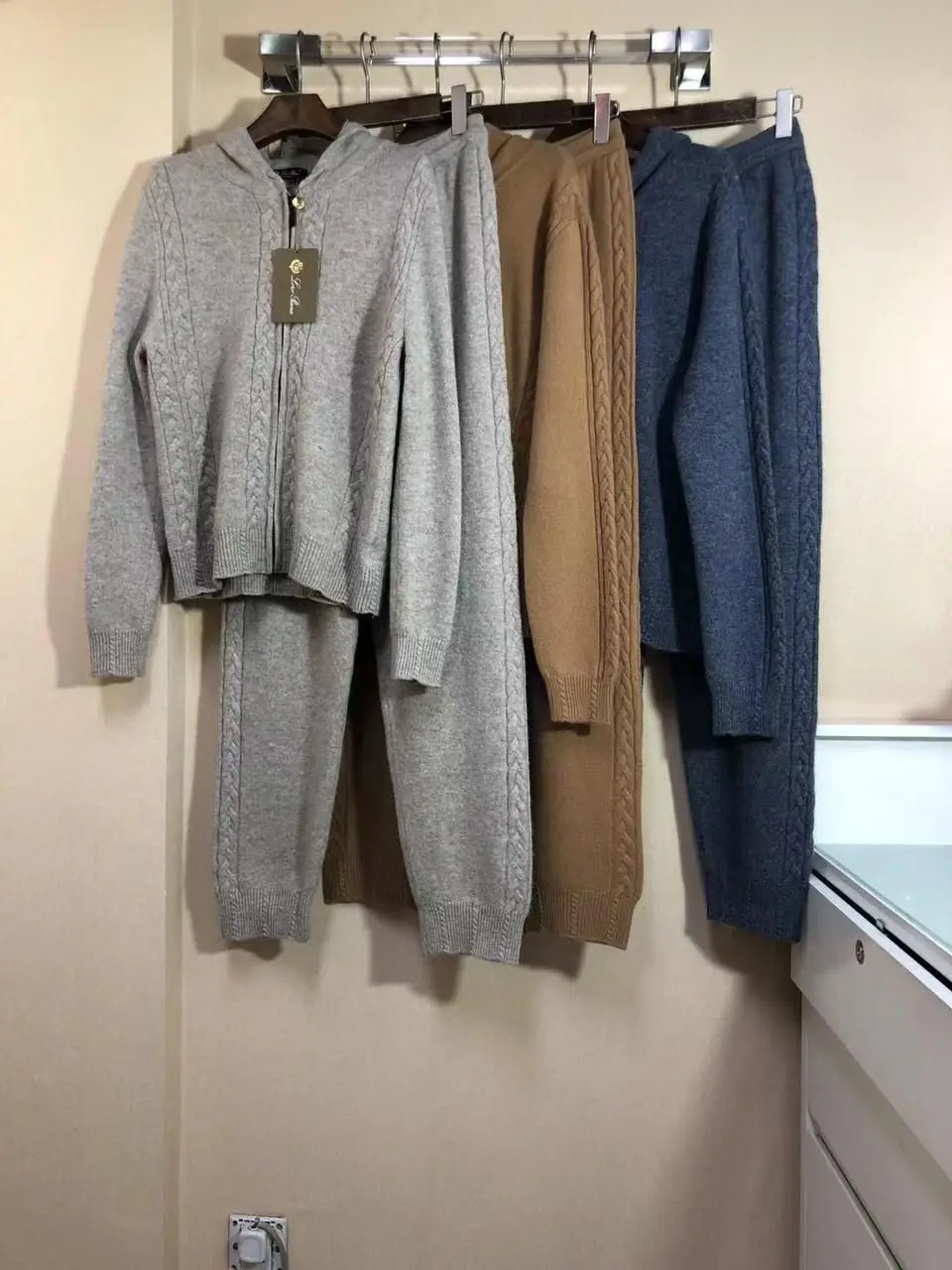 L.OE WE Solid Knitted Tracksuit L.OE WE Solid Knitted Tracksuit